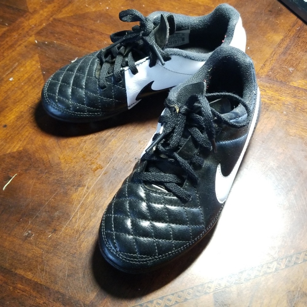 Soccer shoes